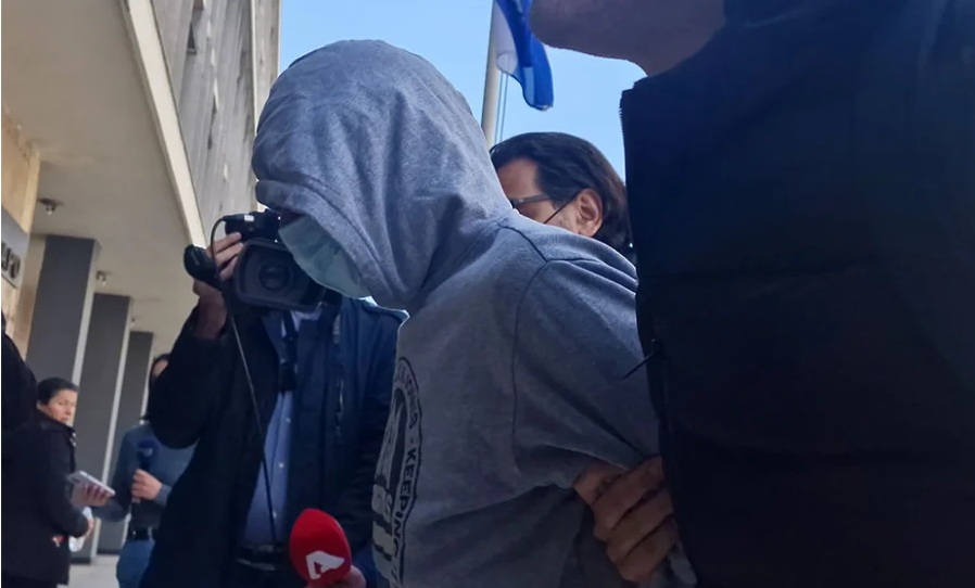 “Δεν ήθελα να σκοτώσω τα παιδιά μου”- Δεν έπεισε η απολογία του 62χρονου και προφυλακίστηκε