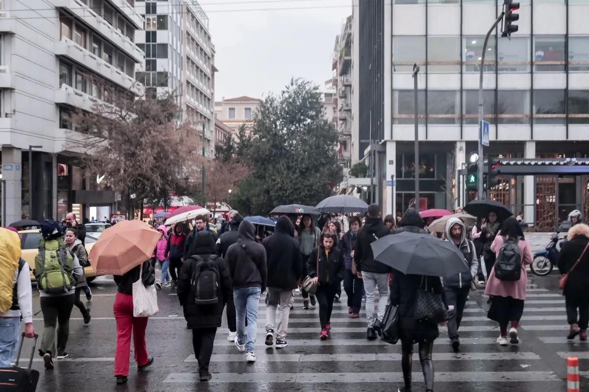 Καιρός σήμερα: Αρχίζει η «κατρακύλα» της θερμοκρασίας – Πού θα πέσουν βροχές και καταιγίδες