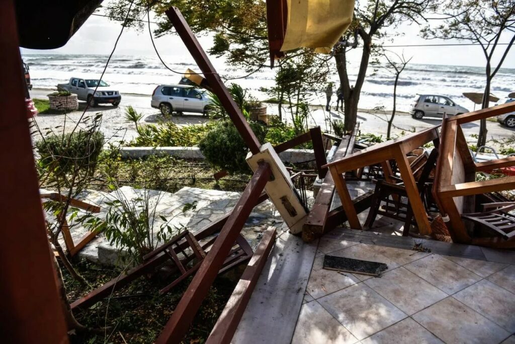 Ζημιές στη Ναύπακτο από την κακοκαιρία – Οι άνεμοι παρέσυραν τραπέζια, καρέκλες και κάδους (pics&vid)