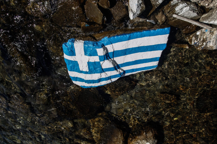 Τρίκερι: Ο μεγάλος βράχος μέσα στη θάλασσα που μετατράπηκε σε ελληνική σημαία [εικόνες]