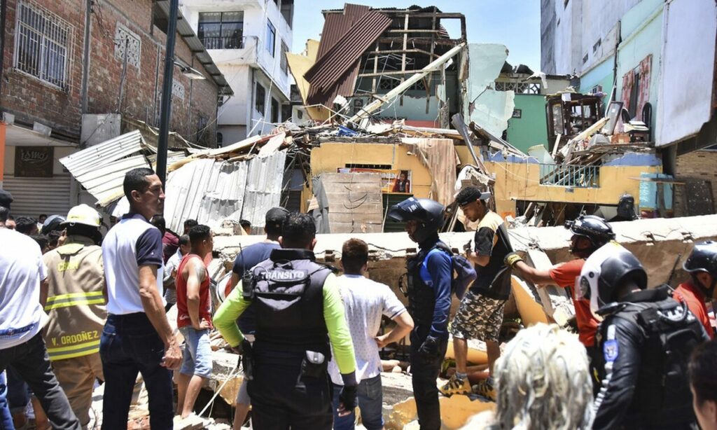 Σεισμός στον Ισημερινό: 15 νεκροί και τεράστιες ζημιές σε κτήρια – Σκηνές πανικού και εγκλωβισμένοι