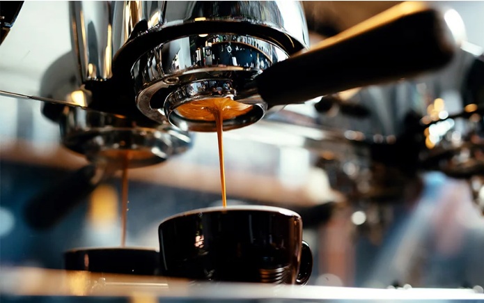 Γιατί καφενείο σερβίρει καφέ που κοστίζει… 800 ευρώ – Τι ιδιαίτερο έχει
