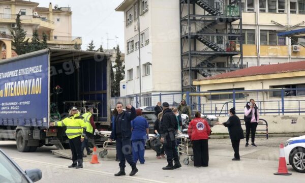 Σύγκρουση τρένων: Σκηνές που κόβουν το αίμα στη Λάρισα – Ξεφορτώνουν κρεβάτια νεκροψίας με φορτηγά