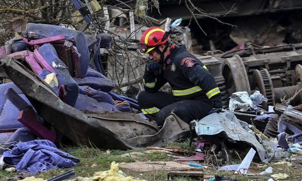 Σύγκρουση τρένων στα Τέμπη: Ντοκουμέντο με τη διόρθωση στην ώρα αποχώρησης των σταθμαρχών