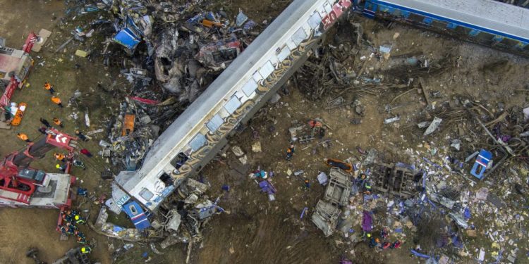 Σύγκρουση τρένων στα Τέμπη: Φεύγουν οι πρώτες νεκροφόρες με τις ταυτοποιημένες σορούς – Που εστιάζουν οι έρευνες σήμερα