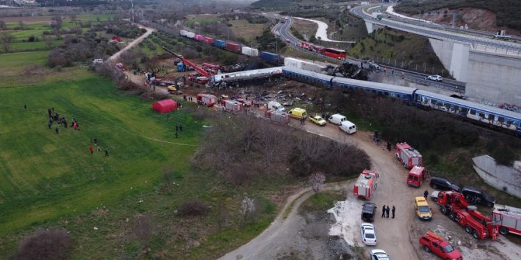 Εθνική τραγωδία στα Τέμπη: Εικόνες καταστροφής από ψηλά…