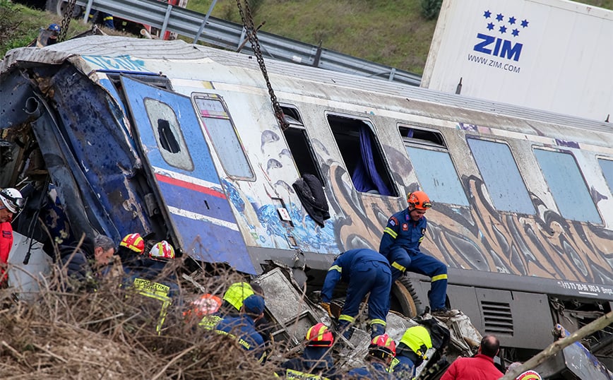 Σύγκρουση τρένων στα Τέμπη: Αυτός είναι ο ήρωας της ΕΜΑΚ που συγκλόνισε με τη φωτογραφία του