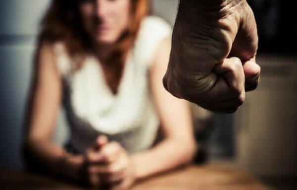 Κρήτη | Χτυπούσε τη σύζυγό του στη μέση του δρόμου – Στο νοσοκομείο η νεαρή