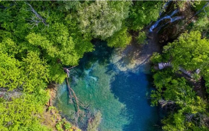 Η μυστική «Γαλάζια Λίμνη» της Ελλάδας – Παραμυθένιο τοπίο