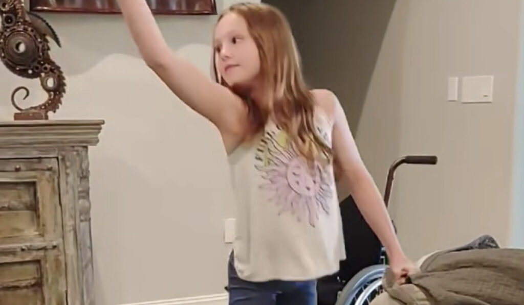 «Τίποτα δεν τη σταματά»: Παράλυτο κοριτσάκι χορεύει χωρίς καμία βοήθεια και ραγίζει καρδιές στο διαδίκτυο