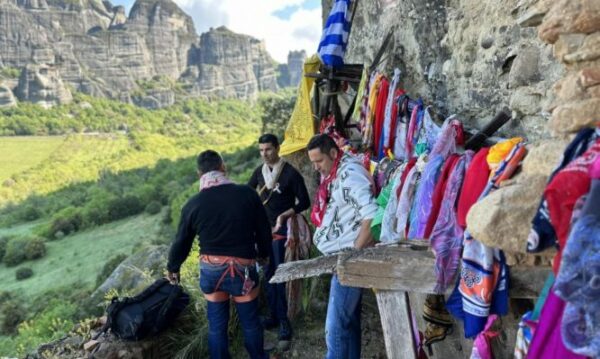 Μετέωρα: Συγκίνηση στον Αϊ Γιώργη Μαντηλά – Φώναξαν τα ονόματα των αδικοχαμένων κοριτσιών στα Τέμπη – Video
