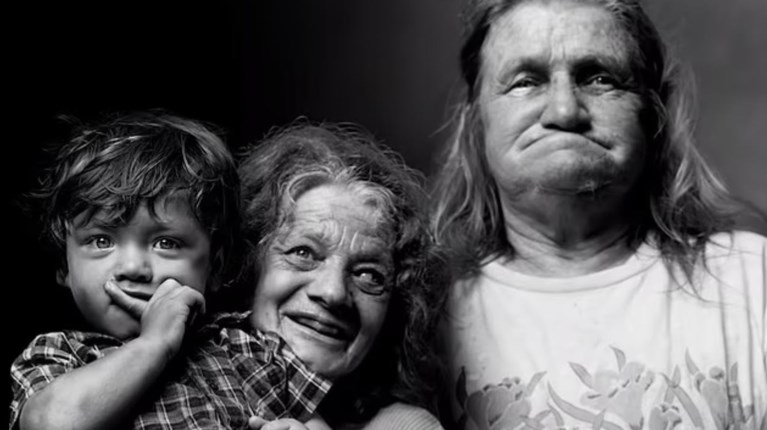 Η ιστορία της πιο αλλόκοτης οικογένειας της Αμερικής έγινε ντοκιμαντέρ: Επικοινωνούν μόνο με γρυλλίσματα και γαβγίσματα