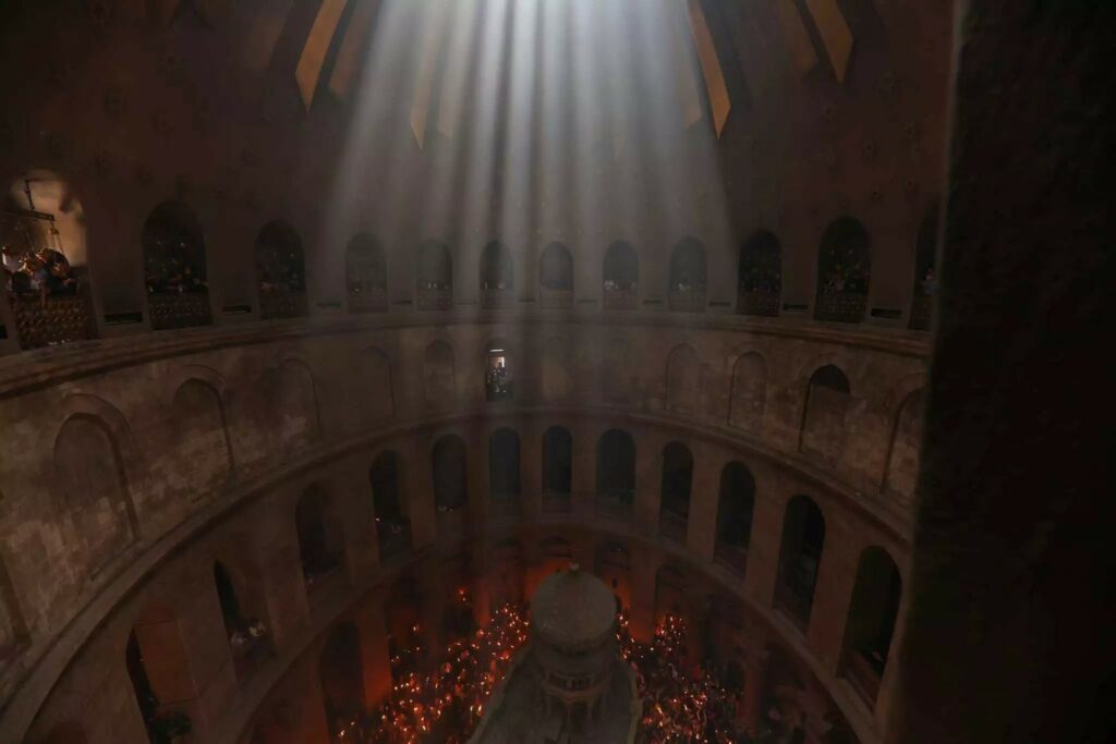 Άγιος Φως: Πλήθος πιστών για την τελετή αφής στα Ιεροσόλυμα – Πότε φτάνει στην Ελλάδα