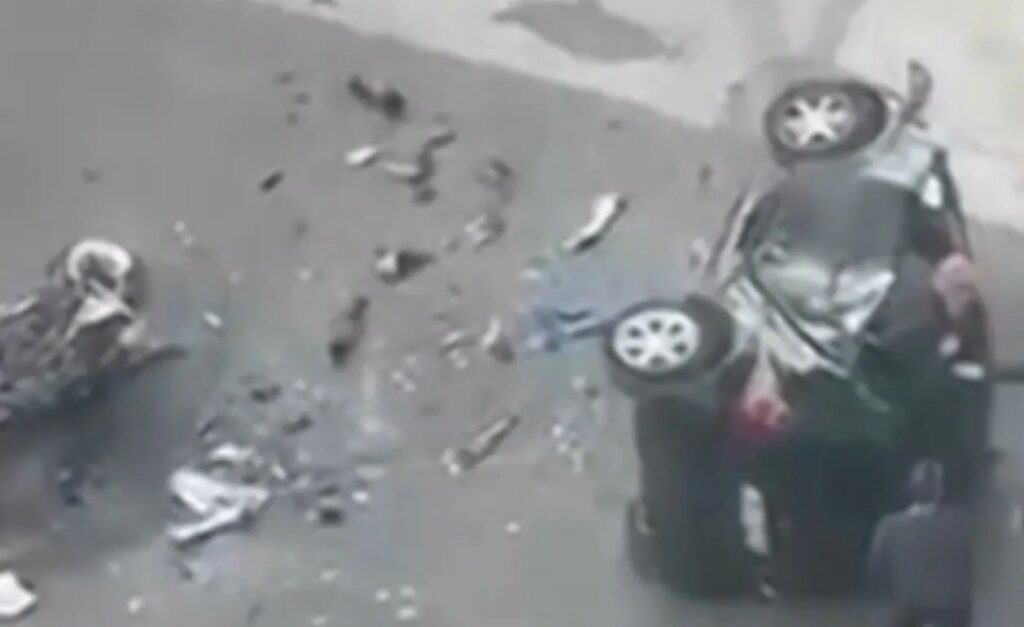 Νέο σοκαριστικό βίντεο από το τροχαίο στον Άλιμο – Καρέ καρέ πώς βγήκε ο οδηγός από το όχημα