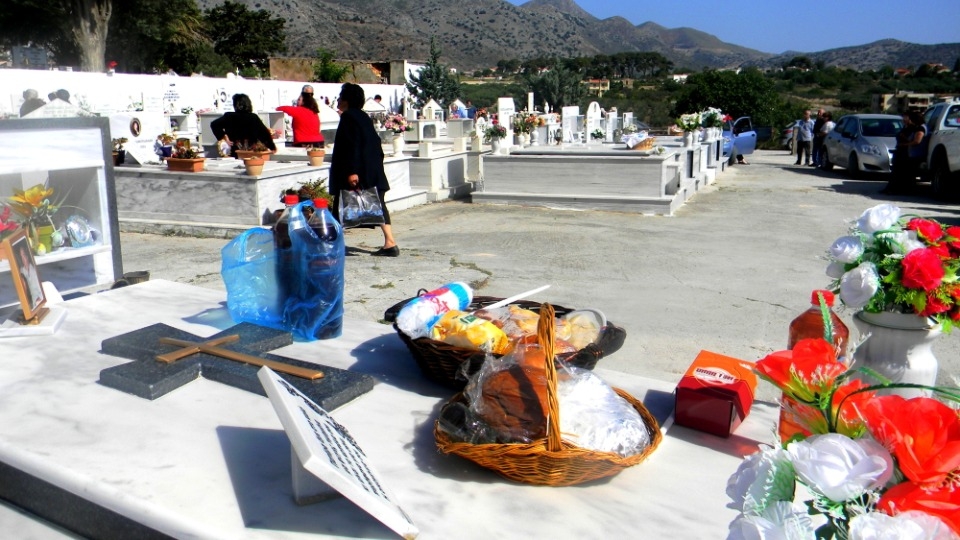 Έθιμα του Πάσχα: Σε ποιο μέρος της Ελλάδας το γεύμα μετά την Ανάσταση γίνεται στα νεκροταφεία