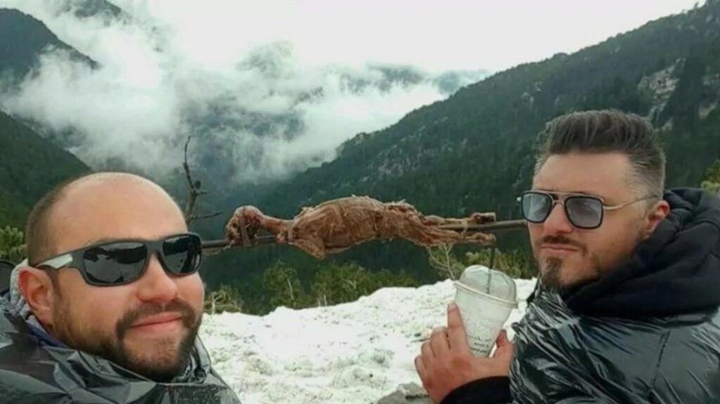 Δυο φίλοι από την Πάτρα σούβλισαν αρνί στον χιονισμένο Όλυμπο