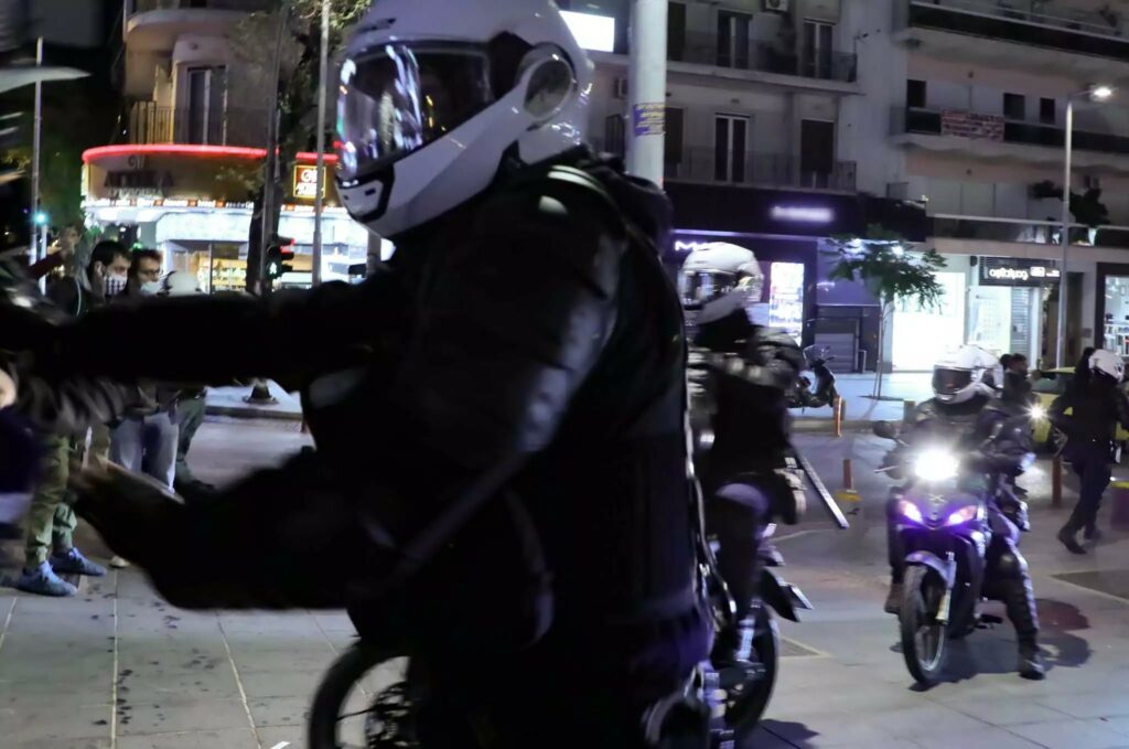 Θεσσαλονίκη: Καταγγελία για ξυλοδαρμό 15χρονου από αστυνομικό – «Τον πάταγε για 4 λεπτά»