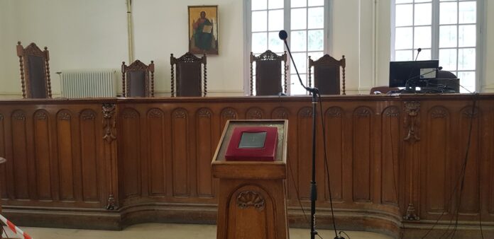 Βόλος: «Χάος» στη δικαστική αίθουσα: Κατηγορούμενος φώναζε στην εισαγγελέα ότι καλύπτει παιδόφιλους