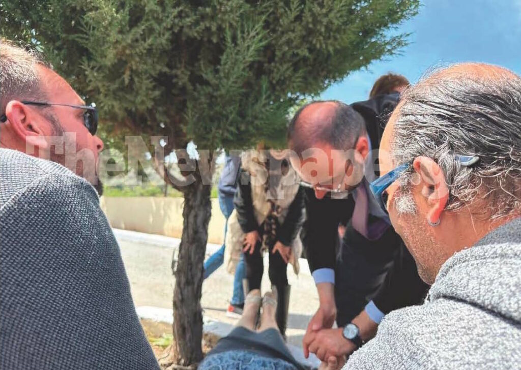 Βόλος: Δείτε τη στιγμή που ο βουλευτής Κ. Μαραβέγιας σώζει ηλικιωμένη που κατέρρευσε στον Επιτάφιο [εικόνες]