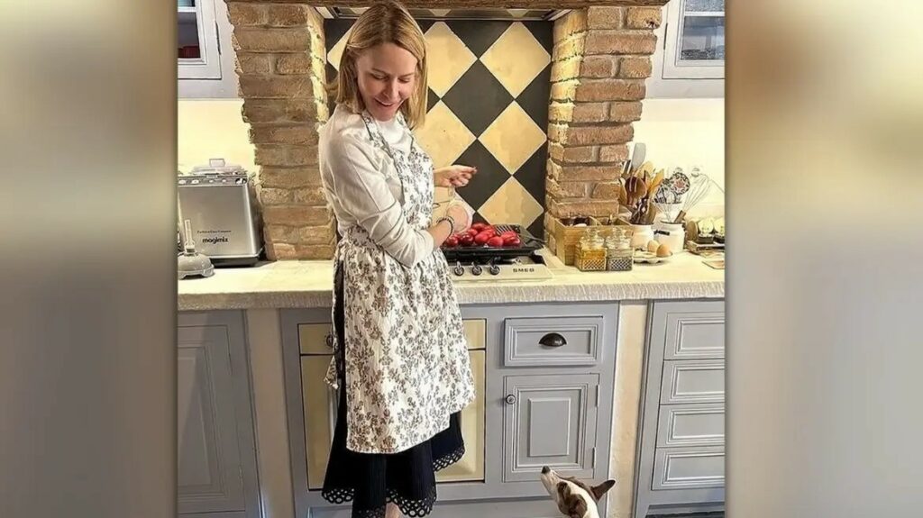 Τζένη Μπαλατσινού: Βάφει κόκκινα αυγά στην Πάτμο – Δείτε φωτογραφίες