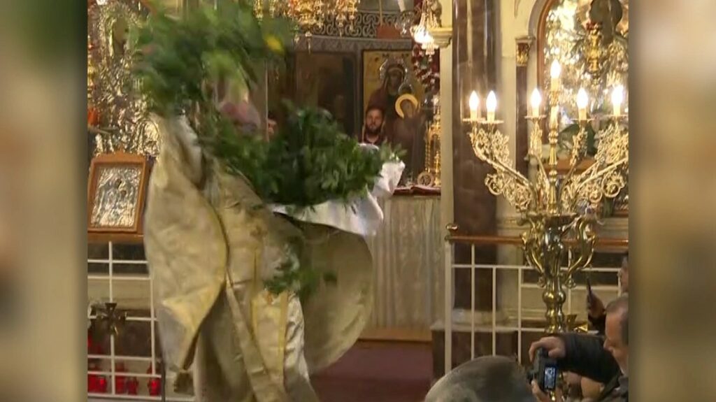 Χίος: «Σεισμός» στην πρώτη Ανάσταση με τον ιερέα που έχει γίνει viral για το σάλτο του