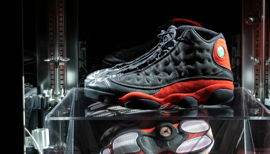 ΗΠΑ: Στο ποσό ρεκόρ των $2,2 εκατ. πουλήθηκαν τα παπούτσια που φορούσε ο Τζόρνταν στον τελευταίο τίτλο των Μπουλς