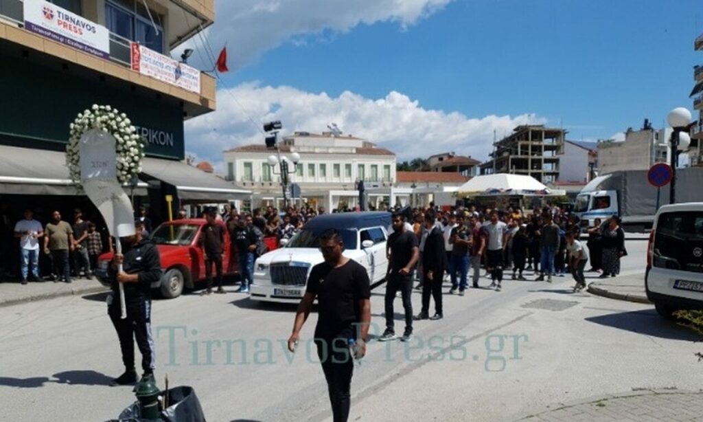 Θρήνος στην κηδεία του 19χρονου που σκοτώθηκε στο δυστύχημα με το λεωφορείου του ΚΤΕΛ