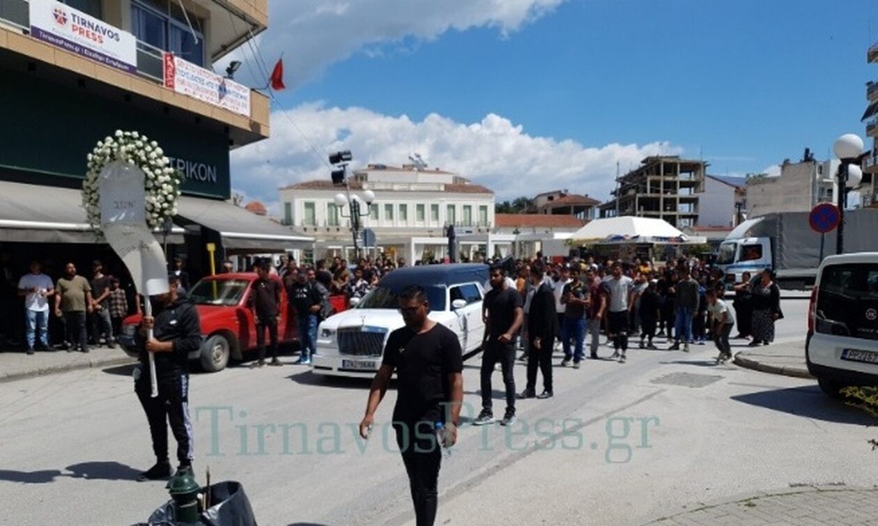 Θρήνος στην κηδεία του 19χρονου που σκοτώθηκε στο δυστύχημα με το λεωφορείου του ΚΤΕΛ
