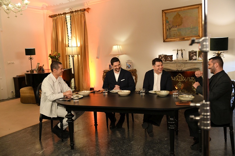 Ο Πρέσβης των Η.Π.Α στην Ελλάδα, κύριος Γιώργος Τσούνης, καλωσορίζει στην οικία του την οικογένεια του MasterChef
