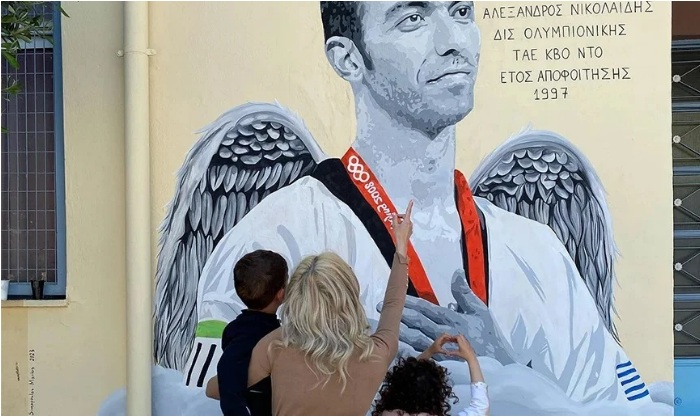 Αλέξανδρος Νικολαΐδης: Το συγκινητικό γκράφιτι με φτερά αγγέλου – Η φωτογραφία της συζύγου του με τα παιδιά τους