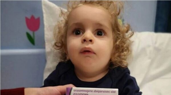 Παναγιώτης – Ραφαήλ: Ο μικρός ήρωας περπατά στον Λευκό Πύργο και συγκινεί όλη την Ελλάδα με το χαμόγελο του