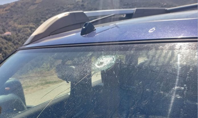 Ασύλληπτο περιστατικό στη Θεσσαλόνικη: «Αδέσποτη» σφαίρα από πυροβόλο όπλο δέχθηκε αυτοκίνητο εν κινήσει