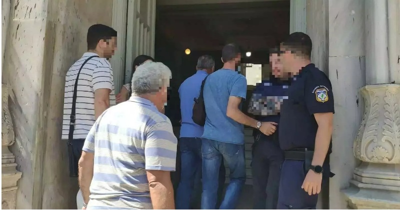 Πατριός και δύο ακόμα άνδρες κατηγορούνται για την σεξουαλική εκμετάλλευση  αγοριού