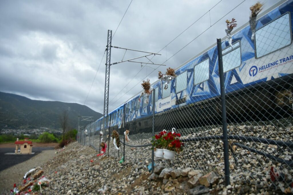 Συγκλονιστική στιγμή: To Intercity περνά για πρώτη φορά από το σημείο της τραγωδίας των Τεμπών