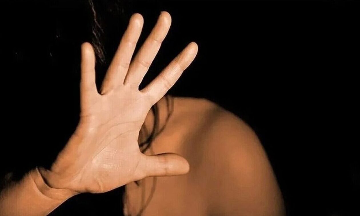 Θεσσαλονίκη: Ξυλοκόπησε, έπιασε από το λαιμό και απειλούσε να σκοτώσει τη σύζυγό του επειδή μάλωσε την 8χρονη κόρη τους