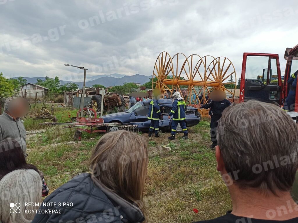 Θανατηφόρο τροχαίο στη Λάρισα – Νεκρός ένας άνδρας, χαροπαλεύει μια γυναίκα- Σοκαριστικές φωτογραφίες από το σημείο