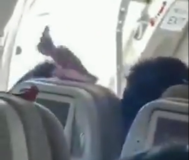 Εφιάλτης σε πτήση- Άνοιξε η πόρτα αεροπλάνου- Σοκαριστικό βίντεο