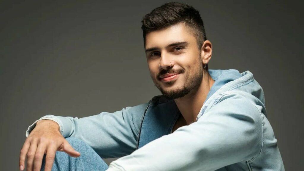 Eurovision 2023: Ποιος είναι ο 24χρονος Andrew Lambrou που θα διαγωνιστεί απόψε στον τελικό με την Κύπρο