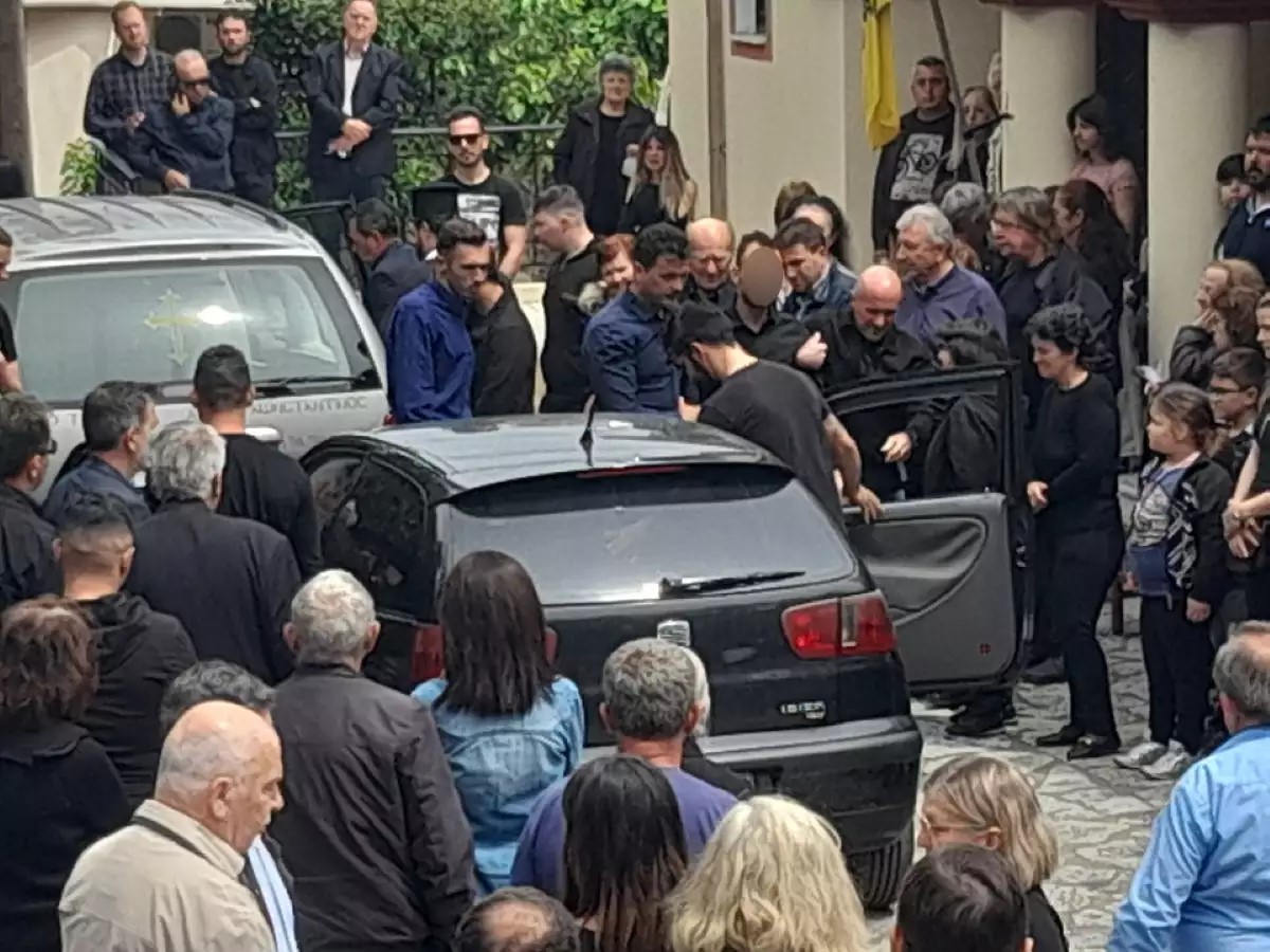 Άρτα- Σκηνές αρχαίας τραγωδίας στην κηδεία του 5,5 μηνών βρέφους. Ο πατέρας αποχώρησε υποβασταζόμενος