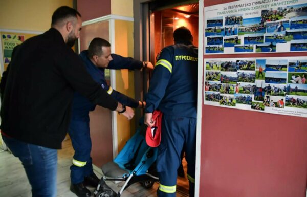 Λάρισα: Πολίτης πήγε να ψηφίσει και…κλείστηκε στο ασανσέρ!