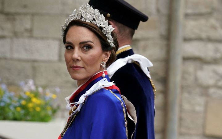 Η εντυπωσιακή εμφάνιση της Κέιτ Μίντλετον στην τελετή στέψης του βασιλιά Κάρολου- Το κολιέ της Ελισάβετ και τα σκουλαρίκια της Νταϊάνα