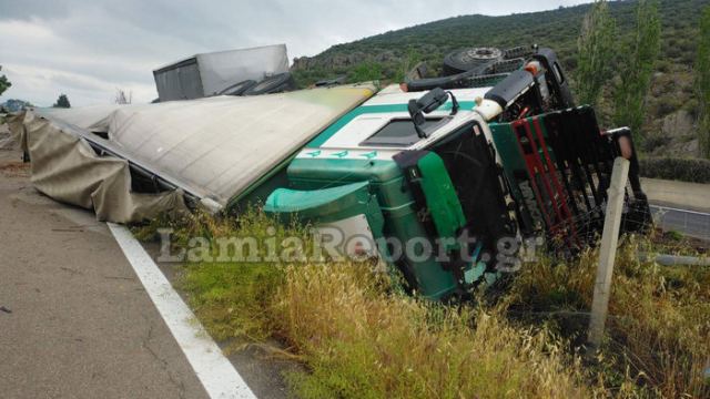 Ανετράπη νταλίκα στην εθνική οδό Λαμίας Αθηνών- Εικόνες που κόβουν την ανάσα