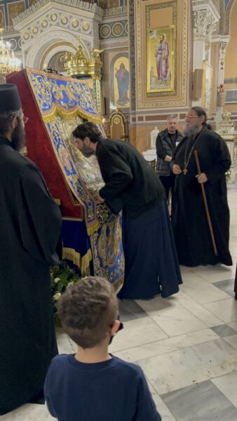 Πατήρ Αντώνιος: Πήγε στη Μητρόπολη και προσκύνησε την εικόνα «Άξιον Εστί»- Του φώναζαν “αθώος”