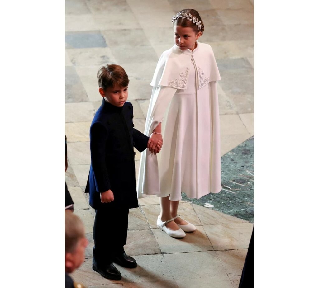Η μικρή πριγκίπισσα Σάρλοτ φόρεσε πρώτη φορά τιάρα- Κράτησε τον “άτακτο” αδελφό της Λούις φρόνιμο