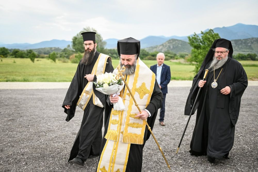 Τρισάγιο για τα θύματα των Τεμπών από τον Αρχιεπίσκοπο Αυστραλίας- Συγκίνηση στο σημείο της τραγωδίας