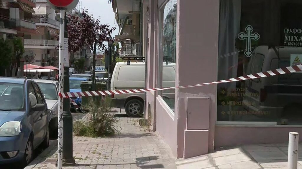 Συγκλονίζει η στυγερή δολοφονία του 52χρονου ιδιοκτήτη γραφείου τελετών στη Θεσσαλονίκη. Στον εισαγγελέα οι δύο δράστες
