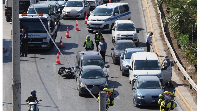 Σοκαριστικό τροχαίο στην Παραλιακή λεωφόρο: μηχανή συγκρούστηκε με επτά αυτοκίνητα