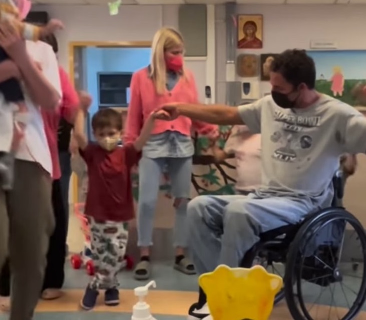 Συγκινεί ο Αντώνης Τσαπατάκης- Χορεύει πεντοζάλι με παιδιά που πάσχουν από καρκίνο- Δείτε video