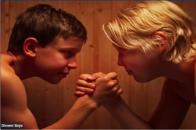 Aγόρια στο ντους: Ο σκηνοθέτης της ταινίας απαντά σε  όσα καταγγέλλονται – «Χωρίς καμία λογική οι ισχυρισμοί»