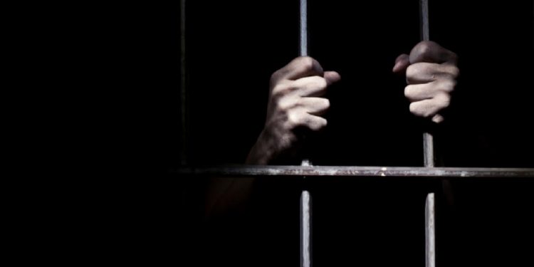 Στη φυλακή ο 50χρονος που κατηγορείται ότι βίασε την 14χρονη φίλη του γιου του-Τα κλάματα του κοριτσιού και η απολογία του 50χρονου